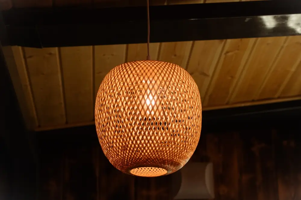 Lampe de style loft, abat-jour en osier, intérieur de la chambre.