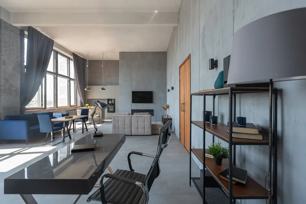 Conception moderne minimaliste de style loft gris foncé et studio.