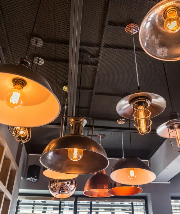 Intérieur d'une ampoule décorative à filament de style Edison ancien. Sélection de la mise au point.