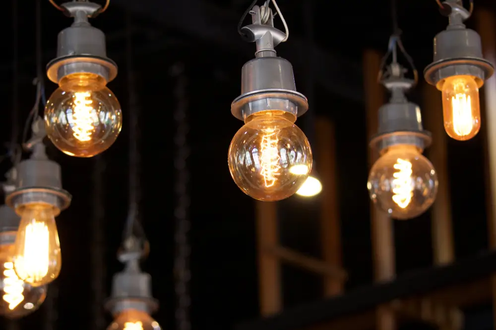 Lumières décoratives dans un café.