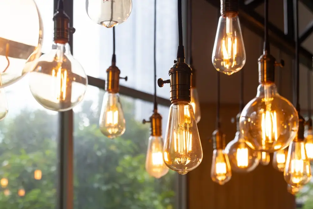 Quelques ampoules suspendues au plafond, dont certaines sont éclairées.