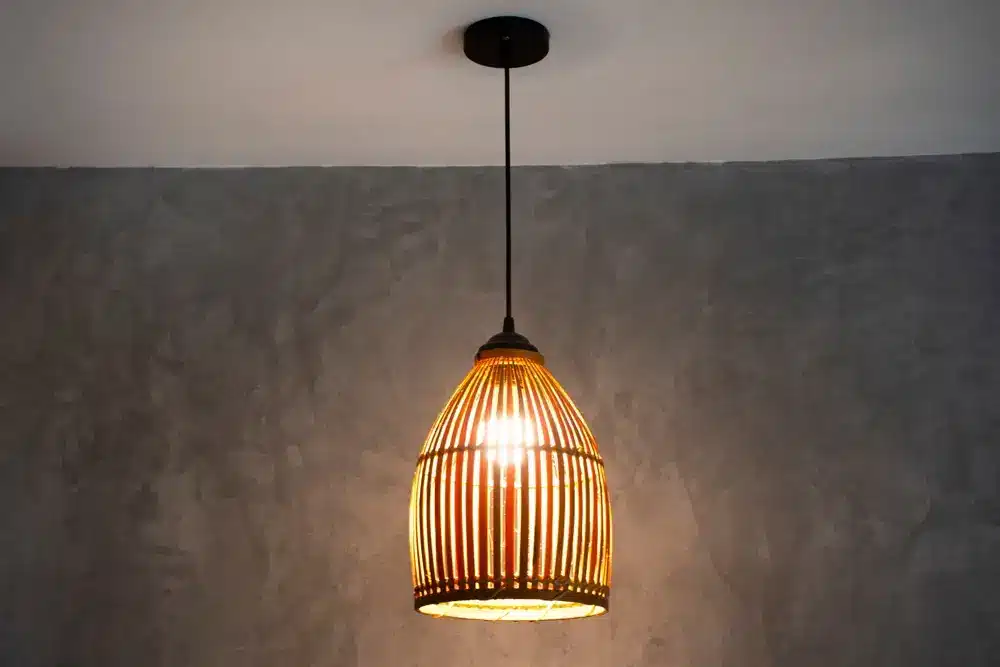 Meubles de décoration intérieure et lampe de plafond lumineuse avec tressage en osier de bambou.