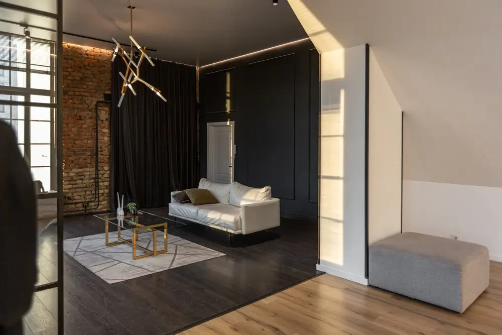 Intérieur minimaliste et élégant d'un appartement de luxe avec une chambre blanche et élégante et un salon sombre.