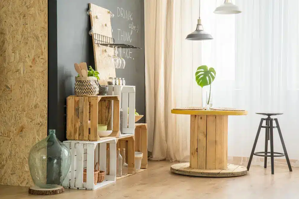 Meubles bricolés à partir de boites en bois dans un éco-café branché.