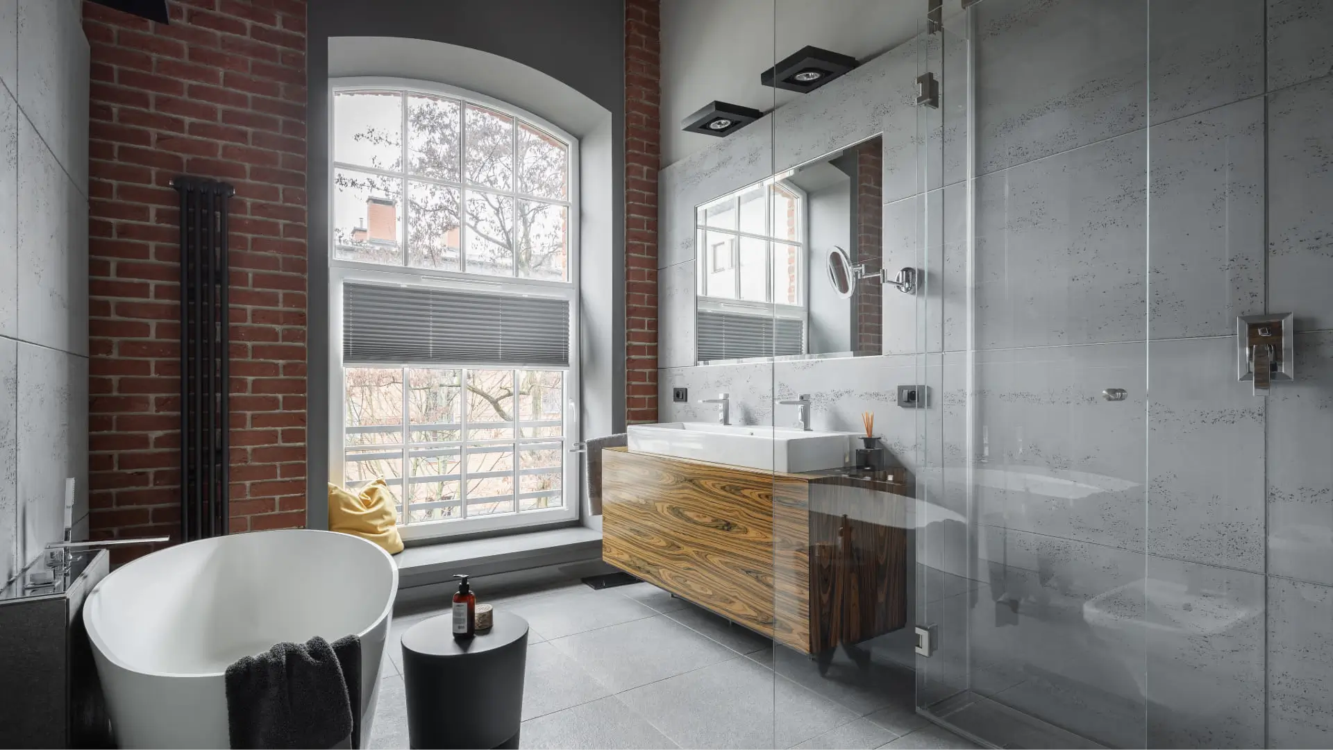 Salle de bain de style industriel avec baignoire ovale et douche à l'italienne.