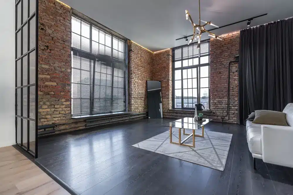 Intérieur minimaliste et élégant d'un appartement de luxe avec une chambre blanche et élégante et un salon sombre. appartements modernes avec une disposition ouverte dans la journée sans personne et des rayons de soleil étonnants.